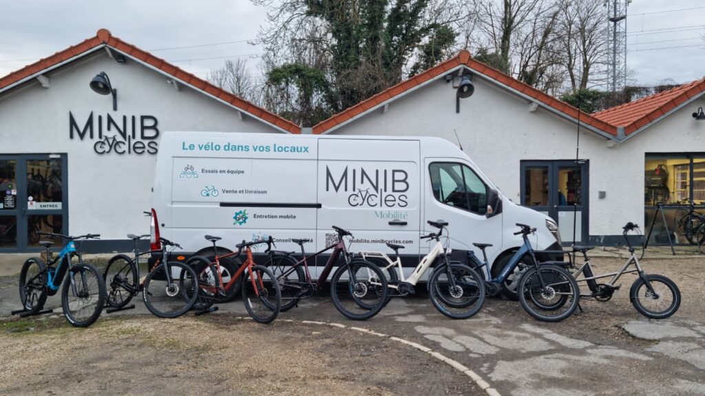 Nous contacter! Camion MiniB Cycles Mobilité devant le magasin prêt à partir! 
