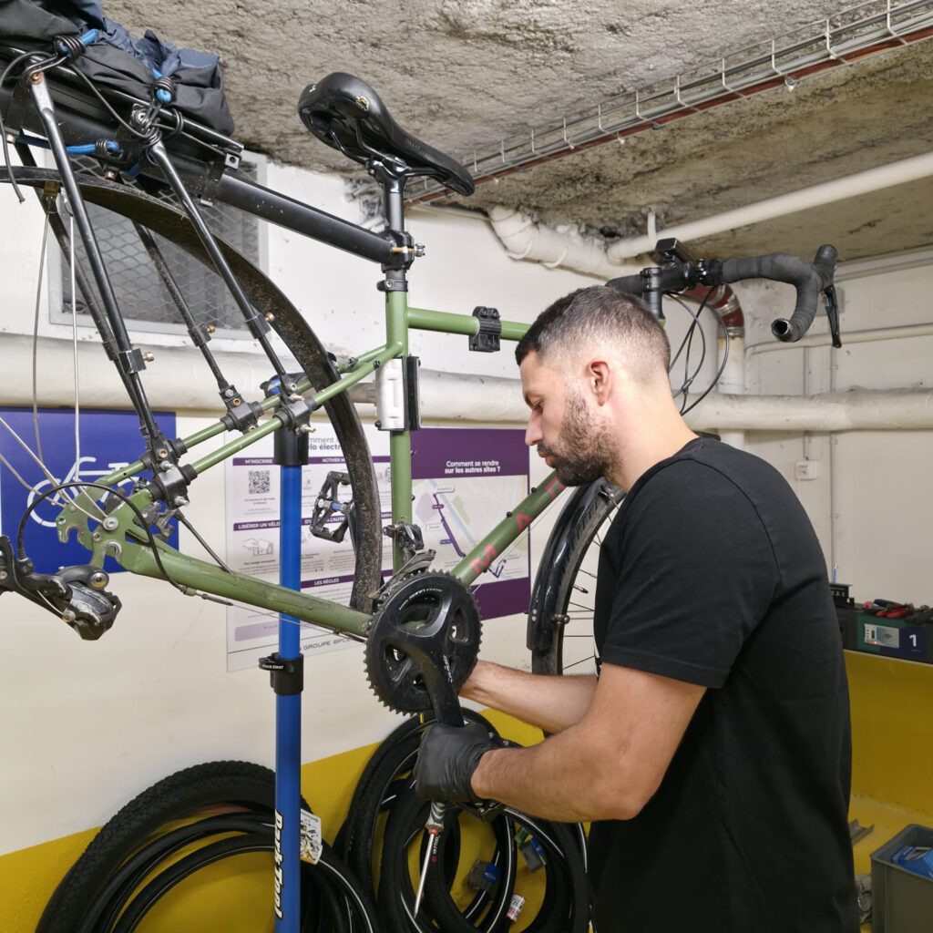 Atelier entretien MiniB Cycles Mobilité Photo Arthur Wettling MiniB Cycles Mobilité lors d'un atelier d'entretien vélo en entreprise