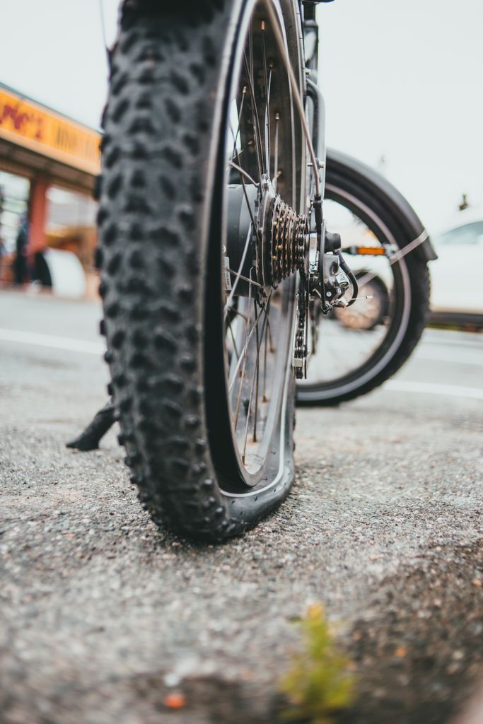 Photo pneu crevé Crevaison d'un pneu de vélo électrique